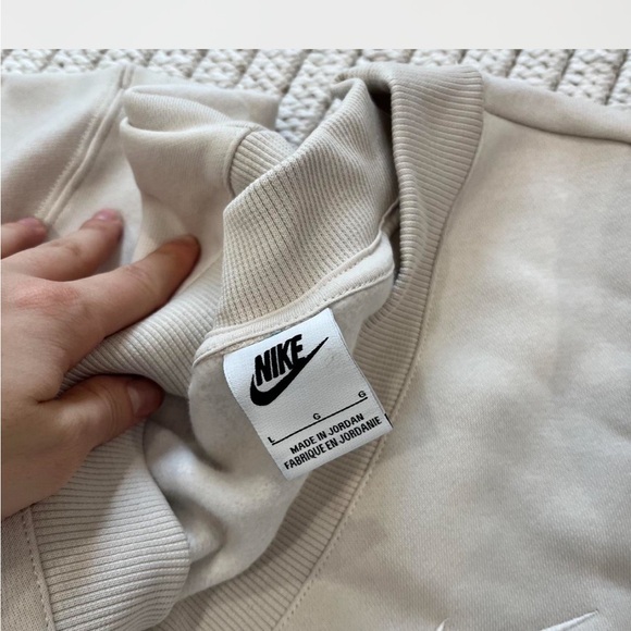 Nike Sportswear Phoenix Fleece Women's Cropped V-Neck Sweatshirt
Size: Large - Picture 4 of 5